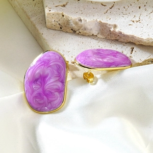 Boucles d'oreilles ovales irrégulières dorées avec résine marbre violet sur soie