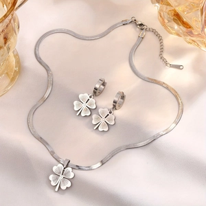 Elegante set di gioielli in acciaio inossidabile argento con quadrifoglio e collana
