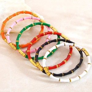 Bracelet en acier inoxydable style bambou en six couleurs vives avec détails dorés