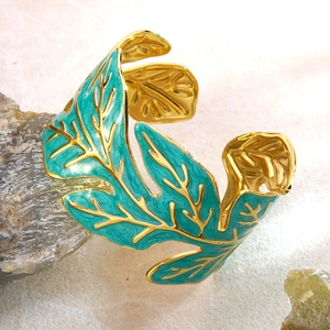 Dettaglio macro del bracciale a foglia dorata con smalto verde acqua e texture venata