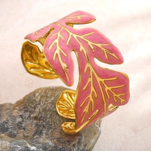 Bracciale a polsino con foglia in smalto rosa e acciaio inossidabile placcato oro