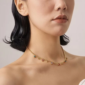 Detail der 18k vergoldeten Perlenkette mit bunten Zirkonia-Steinen getragen am Modell