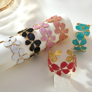 Elegante goldene Edelstahl Blumenarmreifen in sechs Farben mit Emaille-Marmor-Textur