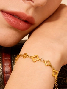 Detailansicht des hohlgeformten vierblättrigen Kleeblatt-Armbands aus 18k Gold