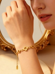 Detailansicht eines goldenen Kleeblatt-Armbands mit hohlen Motiven und Verschluss
