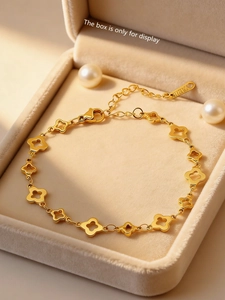 Detailansicht des Gold-Kleeblatt-Armbands mit Karabinerverschluss und Verlängerungskette