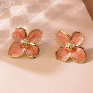 Detail von französischen Vintage-Blumenohrsteckern mit rosa Emaille und Goldplattierung