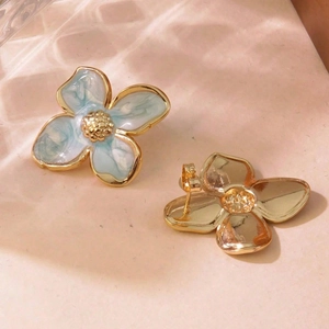 Detailansicht der Blumen-Ohrstecker mit blauem Marmor-Emaille und Vergoldung auf Stein