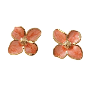 Französische Vintage-Goldohrringe aus Titan mit rosa vierblättrigen Emaille-Blüten