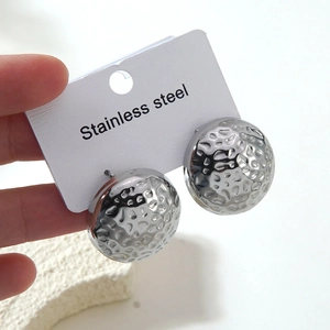 Boucles d'oreilles cœur en acier inoxydable argenté avec texture martelée sur carte
