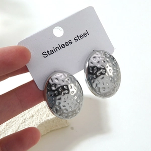 Boucles d'oreilles ovales en acier inoxydable argenté avec texture de métal martelé