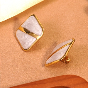 Boucles d'oreilles carrées géométriques dorées avec incrustation résine marbre blanc
