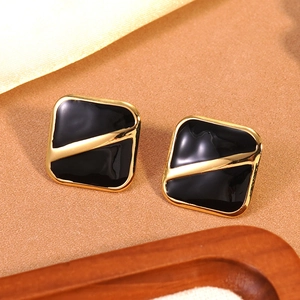 Boucles d'oreilles carrées minimalistes en émail noir avec cadre géométrique doré chic
