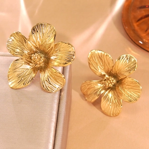 Eleganti orecchini a lobo a forma di fiore dorato con cinque petali e texture
