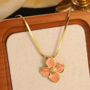 Collar con colgante de flor esmaltada rosa jaspeado y cadena de serpiente dorada