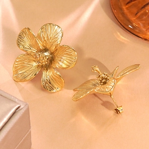Eleganti orecchini vintage a fiori a cinque petali in acciaio inossidabile dorato