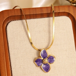 Collar de cadena de serpiente dorada con colgante de flor de esmalte morado en bandeja