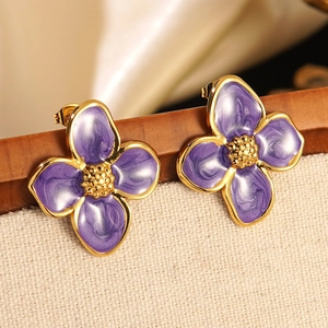 Pendientes de flor de frangipani en esmalte púrpura con detalles en color oro