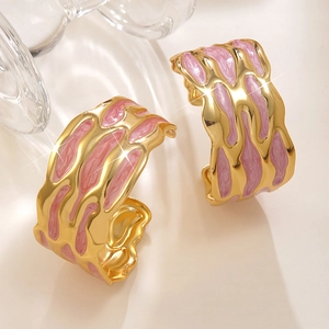 Bracciale geometrico a C dorato con smalto rosa e trama lavica fluida