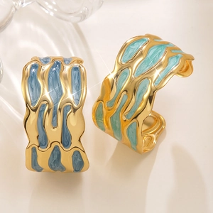 Schicke vergoldete geometrische C-Creolen mit blauer Marmor-Emaille-Oberfläche