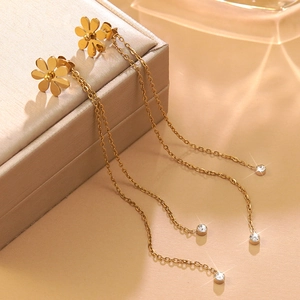 Eleganti orecchini a margherita in acciaio dorato con nappe in zircone lucido