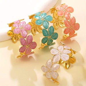 Bracciali aperti floreali in smalto colorato con base in acciaio inossidabile dorato