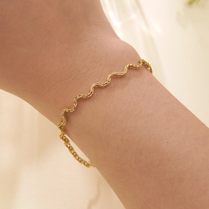 18k goud vergulde roestvrijstalen armband met golvende lijnen en elegant S-vormig design