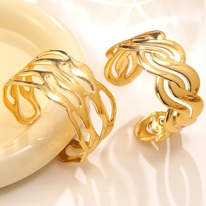 Eleganti bracciali aperti dorati con intricati motivi a trama intrecciata cava