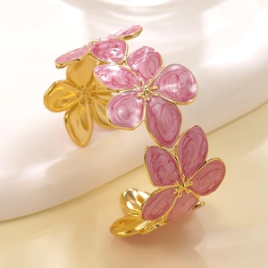 Dettaglio ravvicinato del polsino in acciaio inossidabile con fiori in smalto rosa