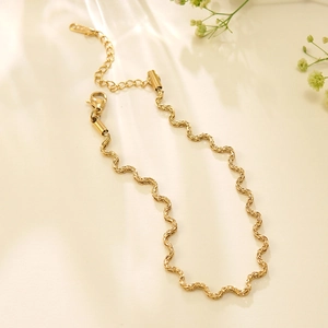 Elegante 18k vergulde roestvrijstalen armband met golfpatroon en verstelbare ketting en sluiting