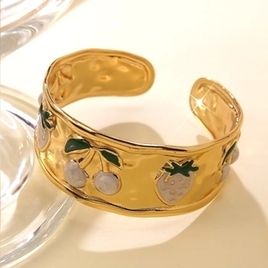 Bracciale rigido dorato in acciaio inossidabile con ciondoli a fragola e ciliegia