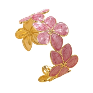 Elegante bracciale rigido dorato con petali di fiori in smalto rosa dal design puro