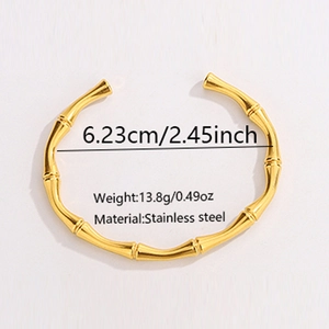 Detailansicht eines 18K Gold Bambus-Armreifs aus Edelstahl mit Maß- und Gewichtsangaben