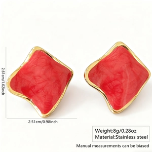 Vue détaillée de boucles d'oreilles carrées rouges avec dimensions et poids précis