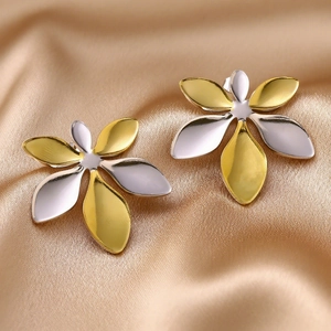 Élégantes boucles d'oreilles fleurs bicolores dorées et argentées aux pétales polis