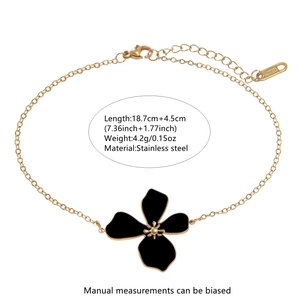Detailansicht goldene Edelstahl-Blumenarmkette mit Karabinerverschluss und Verlängerung