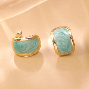 Elegante goldene geometrische Ohrstecker mit grünem Marmor-Emaille und poliertem Finish