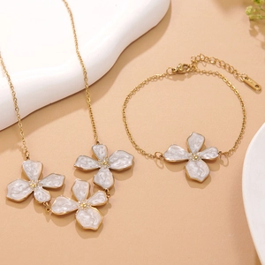 Goldenes Edelstahl Blumen Halskette und Armband Set mit weißen Emaille Blütenanhängern