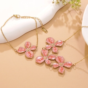 Detail von Halskette und Armband Set mit rosa Marmor-Blumenanhänger aus Edelstahl