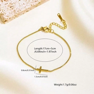 Detailansicht eines Goldkreuz-Armbands mit verstellbarer 17cm plus 5cm Boxkette