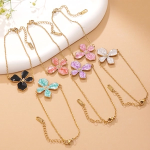 Florale Edelstahl-Armbänder-Set in sechs Farben mit Goldketten und Karabinerverschluss