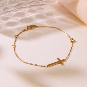 Detailaufnahme von Gold-Edelstahl-Kreuzarmband mit Zirkonia und verstellbarem Verschluss