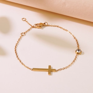 Elegantes, mit 18 Karat vergoldetes Edelstahlarmband mit Kreuz und Zirkonia-Akzenten
