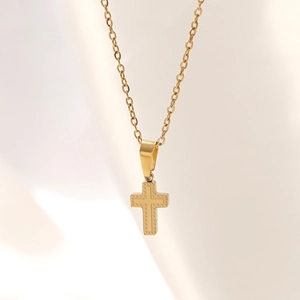 Collier croix minimaliste en acier inoxydable plaqué or 18k avec texture en relief sur chaîne