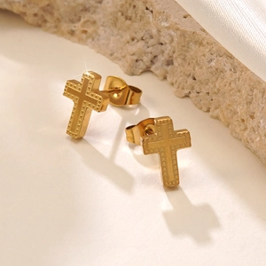 Boucles d'oreilles croix en acier doré avec bordure perlée sur socle minéral épuré