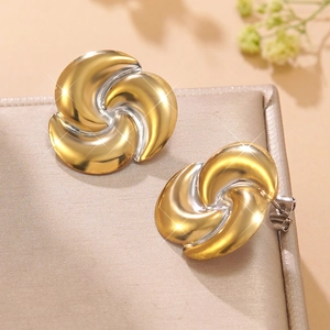 Minimalistische geometrische tweekleurige spiraal oorbellen in goud en zilver op doos