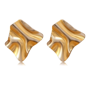 Minimalistische geometrische oorbellen met gouden plooien en gepolijste metalen afwerking