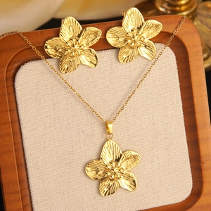 Parure de bijoux fleur dorée élégante avec boucles d'oreilles texturées et collier assorti