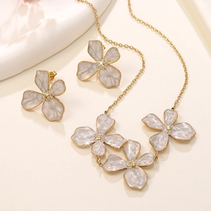 Französisches Vintage Edelstahl Blumenschmuckset mit Kette und Ohrringen in Weiß-Gold