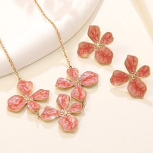 Elegantes goldenes Blumenschmuck-Set mit rosa Emaille-Halskette und passenden Ohrringen